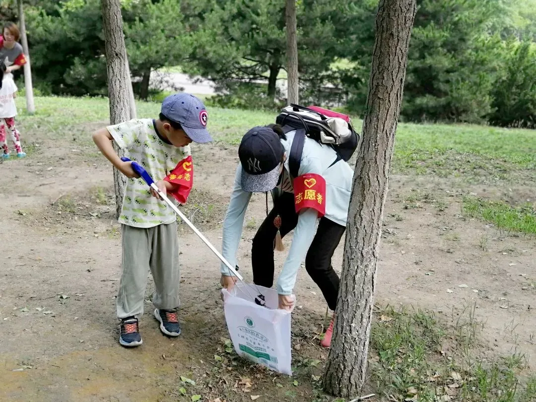 波尔多俱乐部球员主动参加环保公益活动